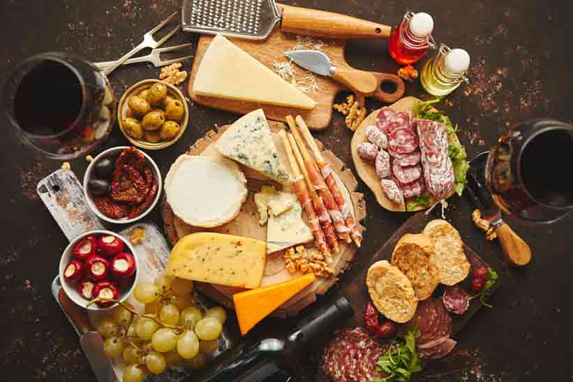 Ideen für den Antipasti-Teller: Wurst, Käse, eingelegtes Gemüse und Grissini